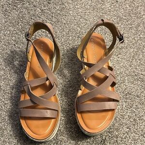 BRAND NEW, Copper Key tan & white wedge heel